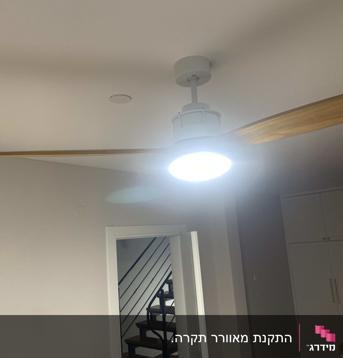 מאוורר תקרה עם תאורה דולקת בחדר